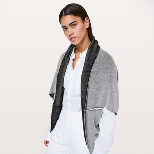Lululemon Reversible Gray Black Exaltation Wrap
